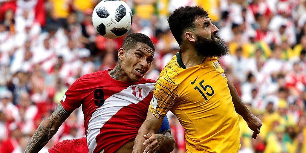 Australiens Captain Mile Jedinak (rechts) steigt höher als Paolo Guerrero, doch zum Matchwinner avanciert der Peruaner