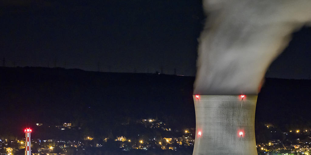 Das Atomkraftwerk Leibstadt muss für Reparaturarbeiten vom Netz genommen werden (Archiv).