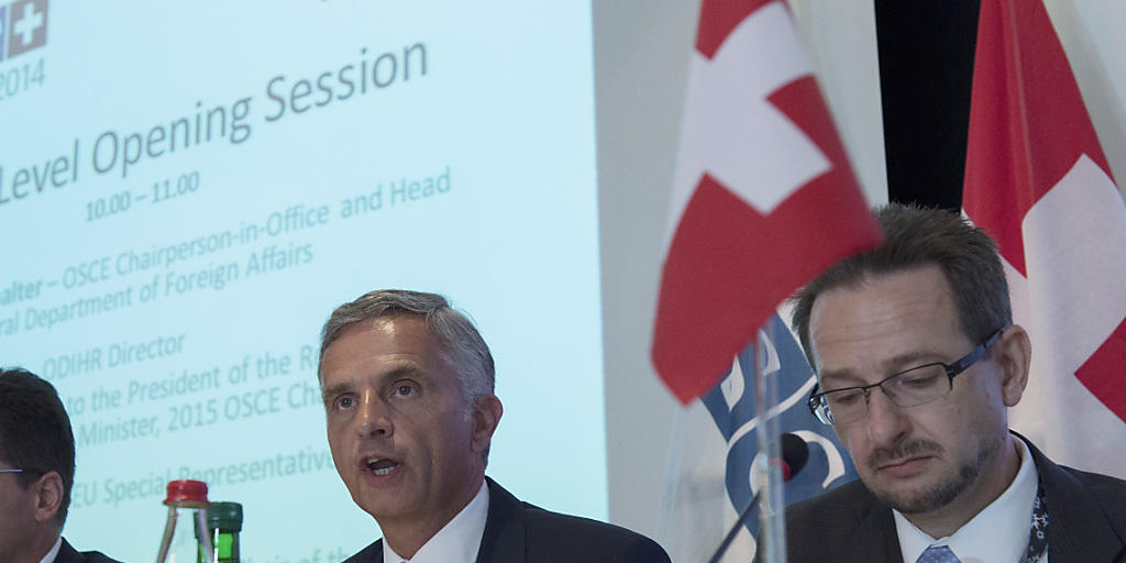 Thomas Greminger (rechts) mit Aussenminister Didier Burkhalter in einer Aufnahme vom Juni 2014: Der Schweizer Diplomat soll neuer Generalsekretär der Organisation für Sicherheit und Zusammenarbeit in Europa (OSZE) werden. (Archivbild) Thomas Greminger (rechts) mit Aussenminister Didier Burkhalter in einer Aufnahme vom Juni 2014: Der Schweizer Diplomat soll neuer Generalsekretär der Organisation für Sicherheit und Zusammenarbeit in Europa (OSZE) werden. (Archivbild)