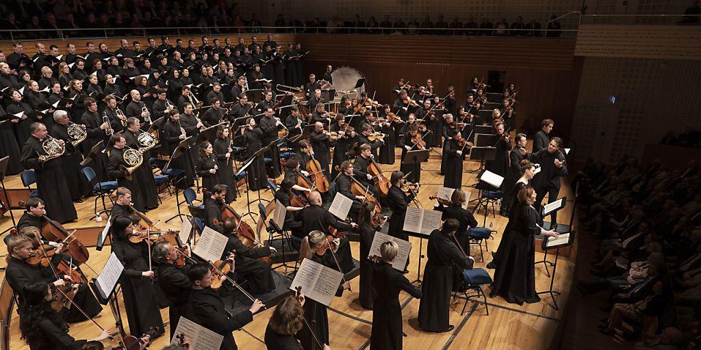 Spielten im KKL Luzern vor ausverkauften Rängen Verdis Requiem: die in Mönchskutten gekleideten Musiker und Sänger des musicAeterna Orchesters und Chors aus der russischen Stadt Perm unter der Leitung von Teodor Currentzis.