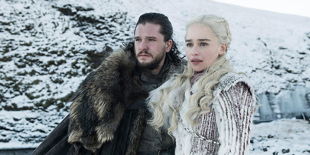 Die Schauspieler Kit Harington (als Jon Snow) und Emilia Clarke (Daenerys Targaryen) in einer Szene aus der ersten Folge der letzten Staffel der HBO-Hitserie "Game of Thrones".