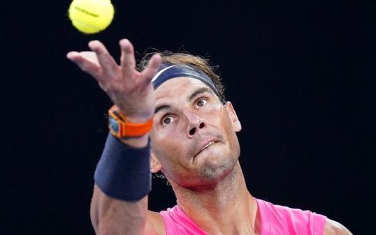 Rafael Nadal ist Rechtshänder, liess sich aber auf links "drehen", weil Linkshändigkeit in Kontaktsportarten ein Vorteil ist. (Archivbild)