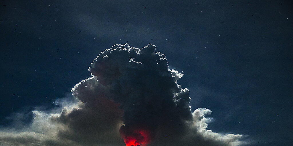 Seit Monaten hält der mehr als 3000 Meter hohe Agung mit seiner erhöhten Aktivität die Menschen auf Bali in Atem.