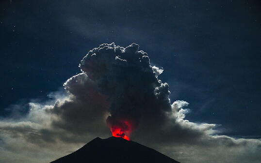 Seit Monaten hält der mehr als 3000 Meter hohe Agung mit seiner erhöhten Aktivität die Menschen auf Bali in Atem.
