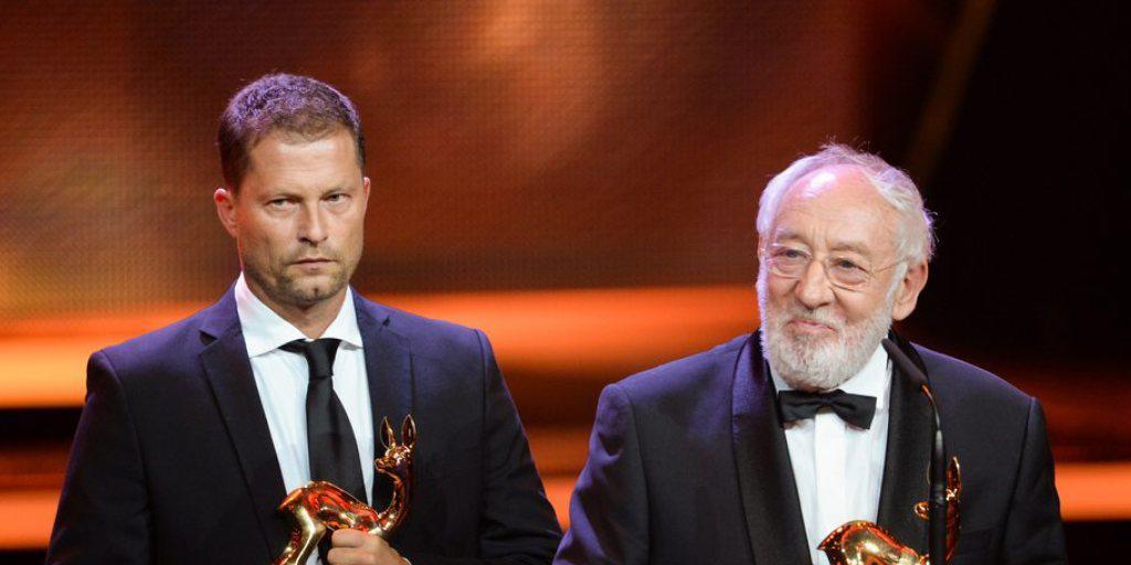 Als Kinofilm war "Honig im Kopf" ein Kassenschlager: Jetzt bringt Hauptdarsteller Dieter Hallervorden (hier mit Regisseur Til Schweiger, links, bei der Bambi-Verleihung 2015) die Geschichte auf die Theaterbühne (Archiv). Als Kinofilm war "Honig im Kopf" ein Kassenschlager: Jetzt bringt Hauptdarsteller Dieter Hallervorden (hier mit Regisseur Til Schweiger, links, bei der Bambi-Verleihung 2015) die Geschichte auf die Theaterbühne (Archiv).