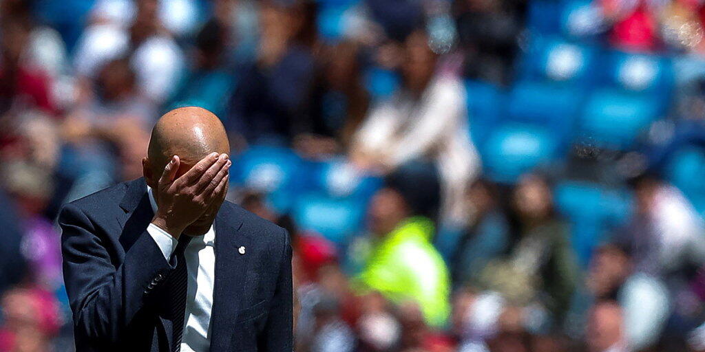 Real Madrids Trainer Zinédine Zidane kann nicht mehr hinsehen - wieder verliert sein Team