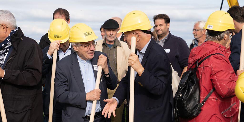 Architekt Mario Botta (in der Mitte links) und der frühere Astronaut Claude Nicollier (rechts) beim Spatenstich für das neue Observatorium oberhalb des Dorfes Niedermuhlern BE.