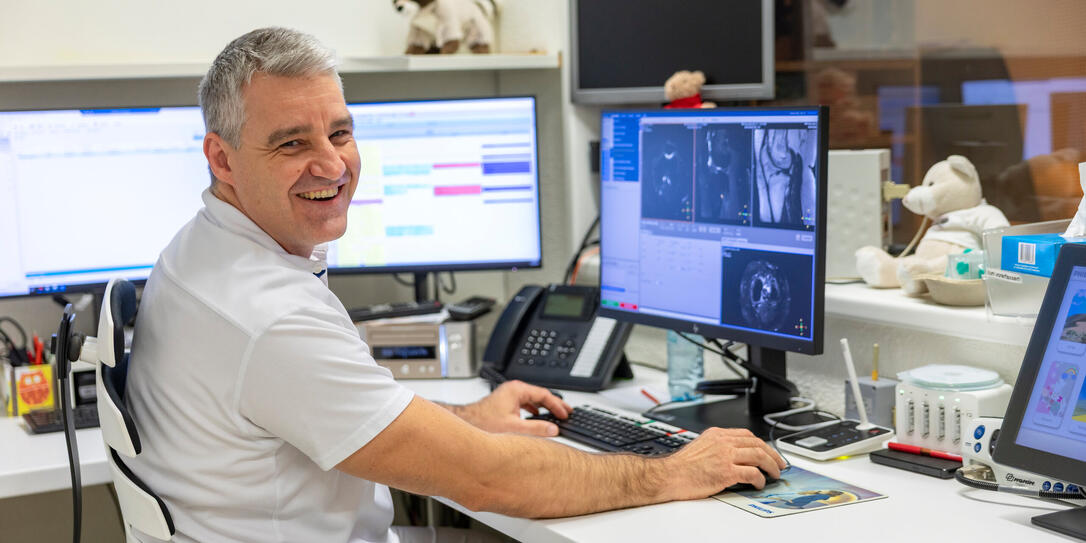 Denis Hanicar, Leiter Radiologie, sucht auf dem MRT-Bild nach Hinweisen, die bei einer Diagnose helfen k&ouml;nnen.