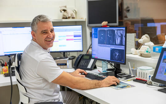 Denis Hanicar, Leiter Radiologie, sucht auf dem MRT-Bild nach Hinweisen, die bei einer Diagnose helfen können.