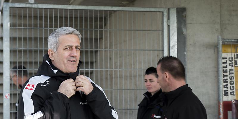 Der Schweizer Coach Vladimir Petkovic erwartet in Dublin eine steife Brise