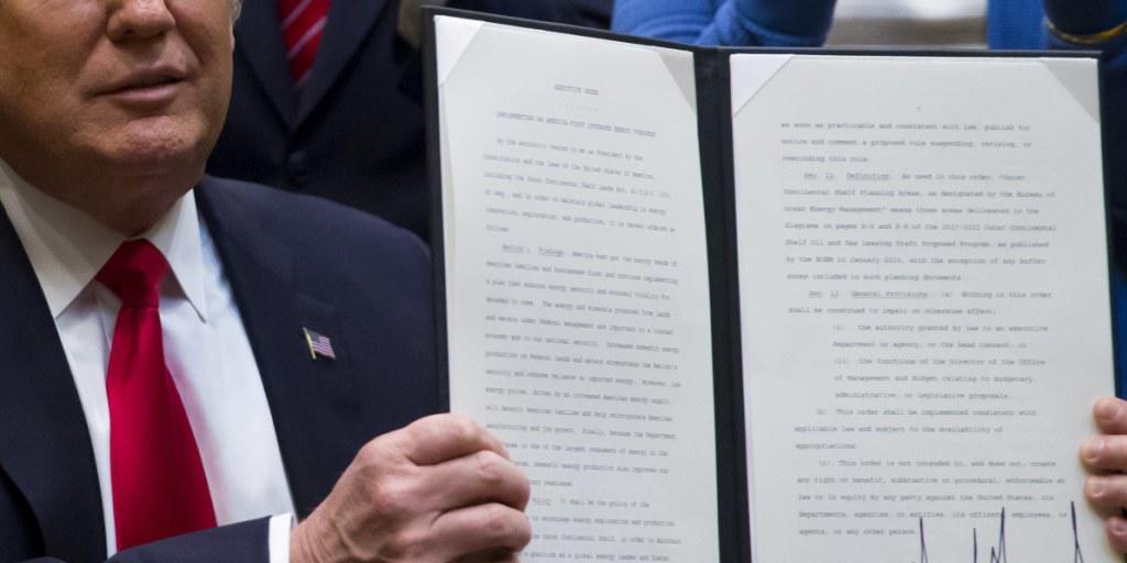 US-Präsident Donald Trump unterzeichnet in Washington eine neue Anweisung, wonach Bohrverbote nach Erdöl und Erdgas überprüft werden sollen. US-Präsident Donald Trump unterzeichnet in Washington eine neue Anweisung, wonach Bohrverbote nach Erdöl und Erdgas überprüft werden sollen.