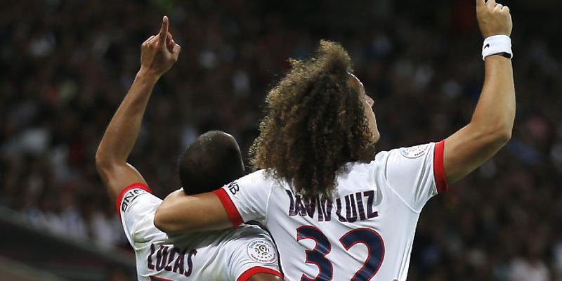 David Luiz gratuliert Torsch&uuml;tze Lucas zu Paris' Siegtor in Lille