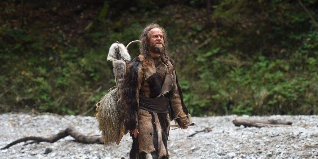 Jürgen Vogel als Ötzi im Film "Iceman". Schweizer Forscher haben eine Schnur aus dem Besitz des echten Eismanns als Bogensehne identifiziert - die älteste ihrer Art weltweit. (Handout)