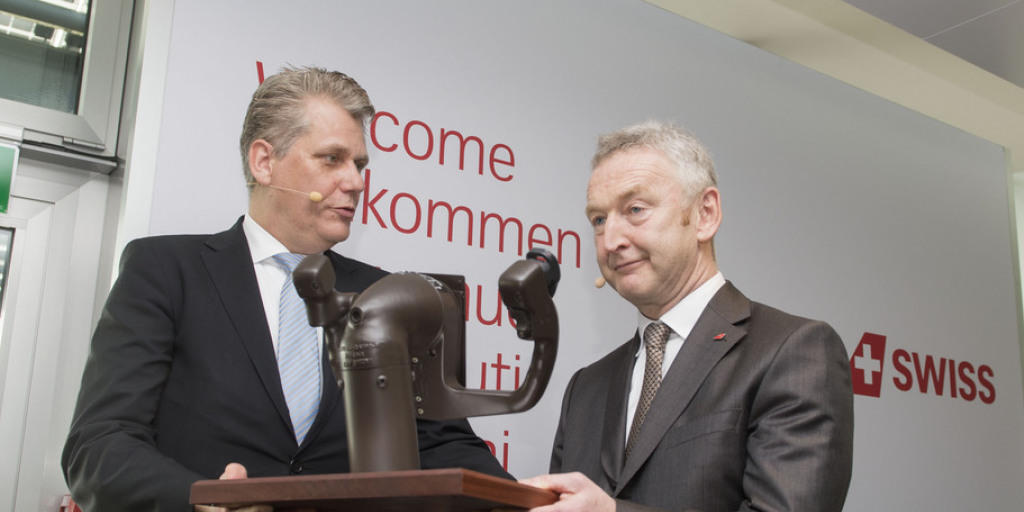 Der neue Swiss-Chef Thomas Klühr (r.) erhält von seinem Vorgänger Harry Hohmeister den symbolischen Steuerknüppel. Der neue Swiss-Chef Thomas Klühr (r.) erhält von seinem Vorgänger Harry Hohmeister den symbolischen Steuerknüppel.