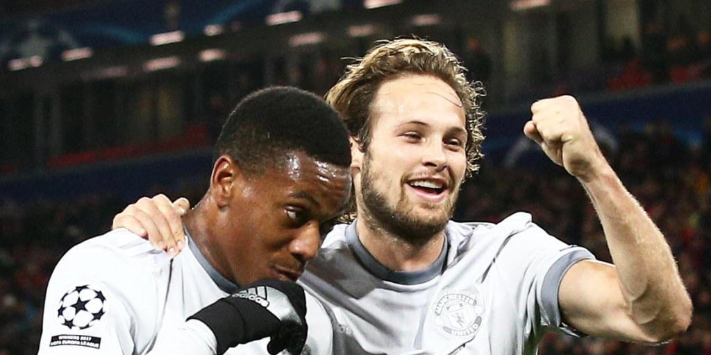 Manchester Uniteds Anthony Martial freut sich mit Teamkollege Daley Blind über den Treffer zum 2:0 auswärts bei ZSKA Moskau