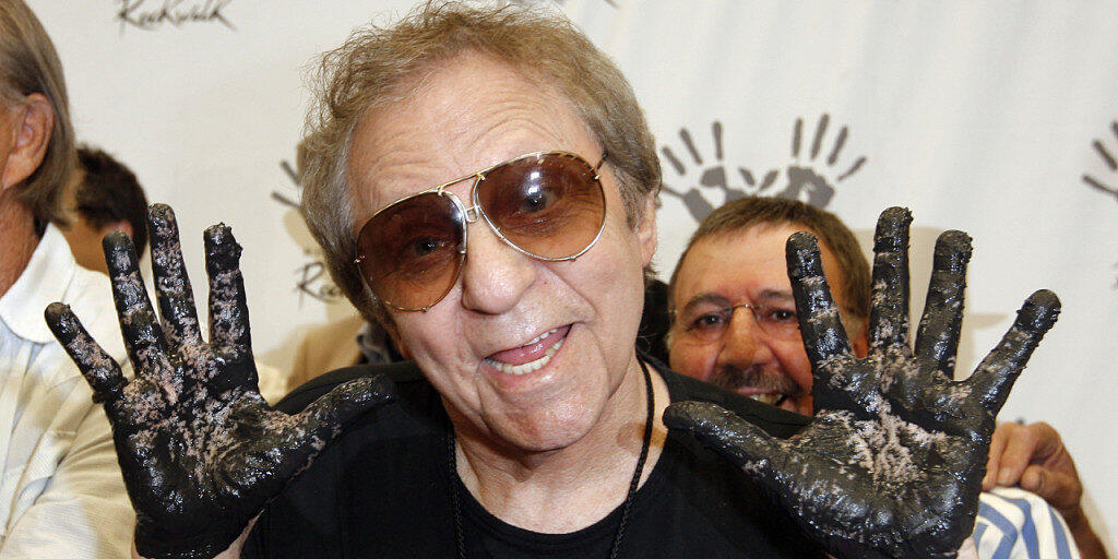 Der Schlagzeuger Hal Blaine verewigte sich 2008 auf Hollywood's RockWalk in Los Angeles: Er spielte für Musikstars wie Elvis, Presley oder die Beach Boys. Im Alter von 90 Jahren ist er gestorben. (Archivbild)