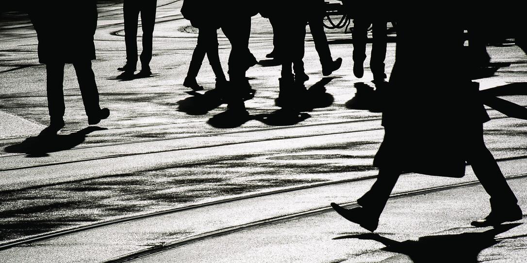 GEGENLICHT, SCHATTEN, PASSANTEN, PARADEPLATZ, GEGENLICHT, SCHATTEN, PASSANTEN, PARADEPLATZ,