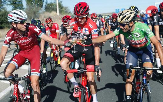 Chris Froome gönnt sich auf der letzten Vuelta-Etappe ein Gläschen Sekt