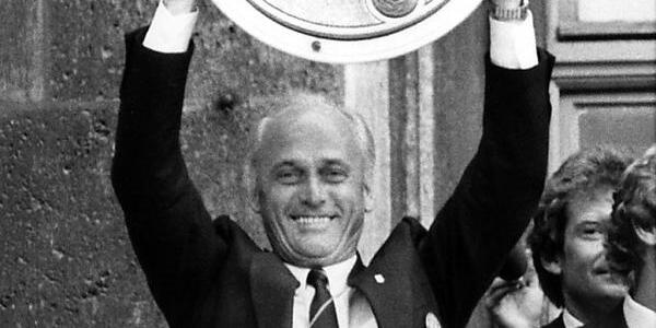 Der verstorbene Udo Lattek nach dem Gewinn des Meistertitels 1985