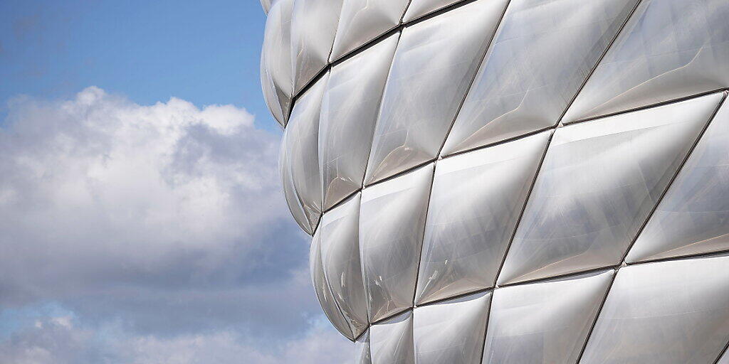 Die Arena des FC Bayern München wird einstweilen keine Fans beherbergen - aber immerhin soll wieder gespielt werden Die Arena des FC Bayern München wird einstweilen keine Fans beherbergen - aber immerhin soll wieder gespielt werden