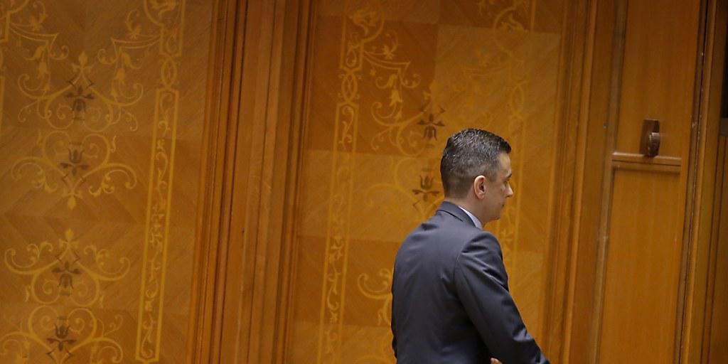 Der als Regierungschef abgewählte Sorin Grindeanu verlässt den Parlamentssaal Der als Regierungschef abgewählte Sorin Grindeanu verlässt den Parlamentssaal