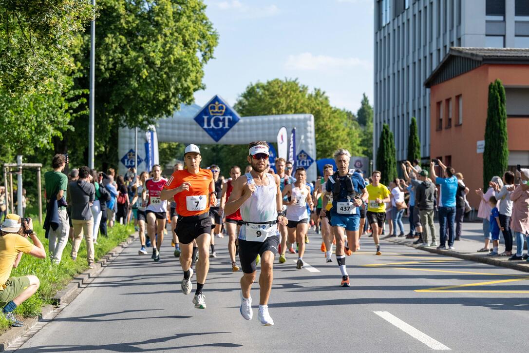 Gestartet wird in Bendern, von wo die Strecke &uuml;ber Schaan und am Schloss Vaduz vorbei nach Silum und weiter nach Steg f&uuml;hrt. Zum  Abschluss fordert der Anstieg &uuml;ber das Sassf&ouml;rkle die L&auml;ufer ein letztes Mal, bevor es &uuml;ber die Turna ins Ziel geht.