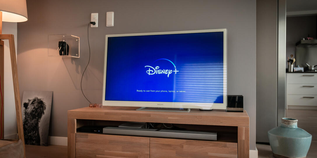 Disney+ startscreen on tv. Disney+ online video, content streaming subscription service. Disney plus, Star wars, Marvel, Pixar, National Geographic.
