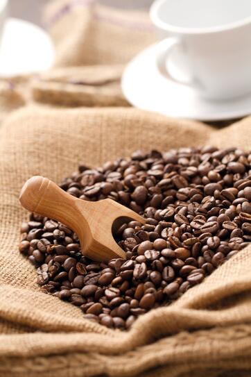 Geröstete Kaffeebohnen auf Jutesack