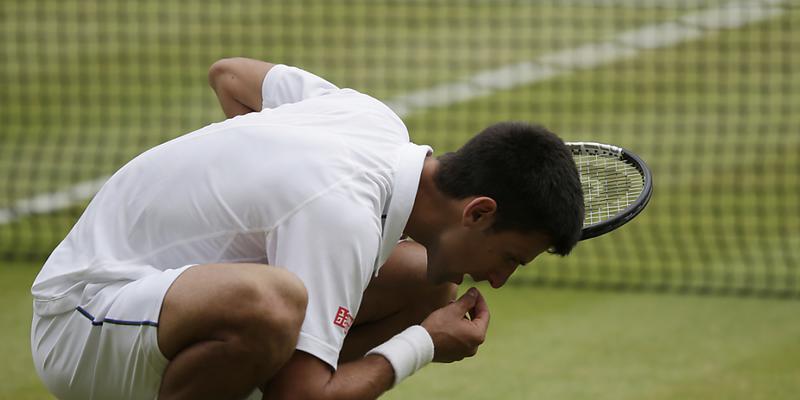 Novak Djokovic feiert seinen Finalsieg gegen Roger Federer beim letzten Wimbledon-Turnier