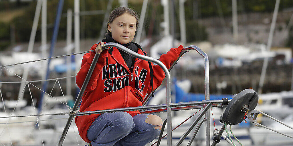 Greta Thunberg posiert in Plymouth vor der Abfahrt auf der Hochseejacht "Malizia II".