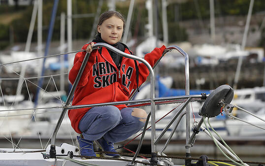 Greta Thunberg posiert in Plymouth vor der Abfahrt auf der Hochseejacht "Malizia II".