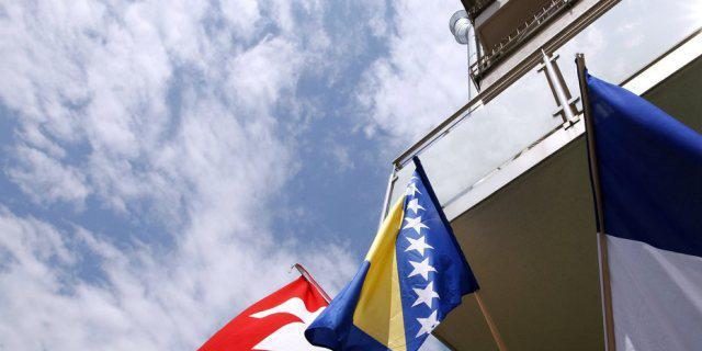 Die Schweizer Flagge neben jener von Bosnien-Herzegowina (Archiv)