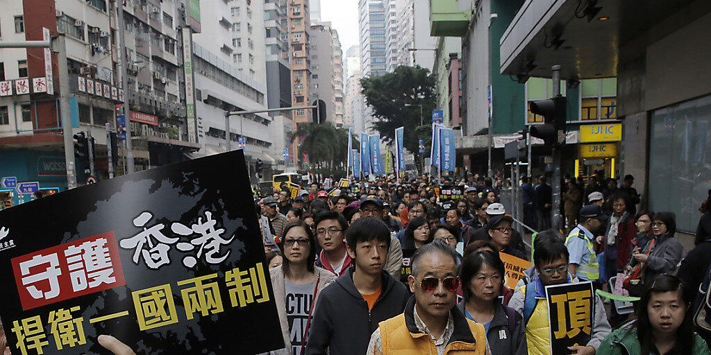 Tausende Hongkongerinnen und Hongkonger demonstrierten am Montag gegen die Einflussnahme Chinas in der ehemaligen britischen Kolonie.