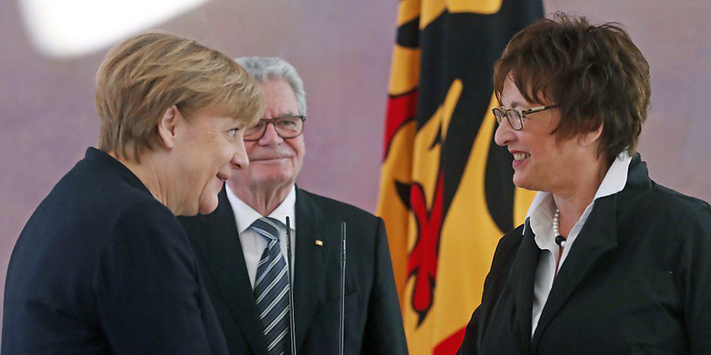Bundeskanzlerin Angela Merkel (l) gratuliert der ersten deutschen Wirtschaftsministerin, Brigitte Zypries Bundeskanzlerin Angela Merkel (l) gratuliert der ersten deutschen Wirtschaftsministerin, Brigitte Zypries