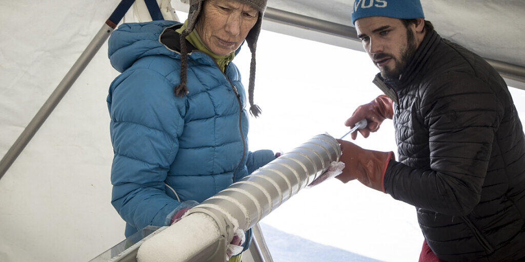 Einige 17 Meter lange Bohrkerne zogen die Forscher aus dem Gletscher des Grand Combins heraus. Das Vorhaben, 80 Meter tief zu bohren, scheiterte.