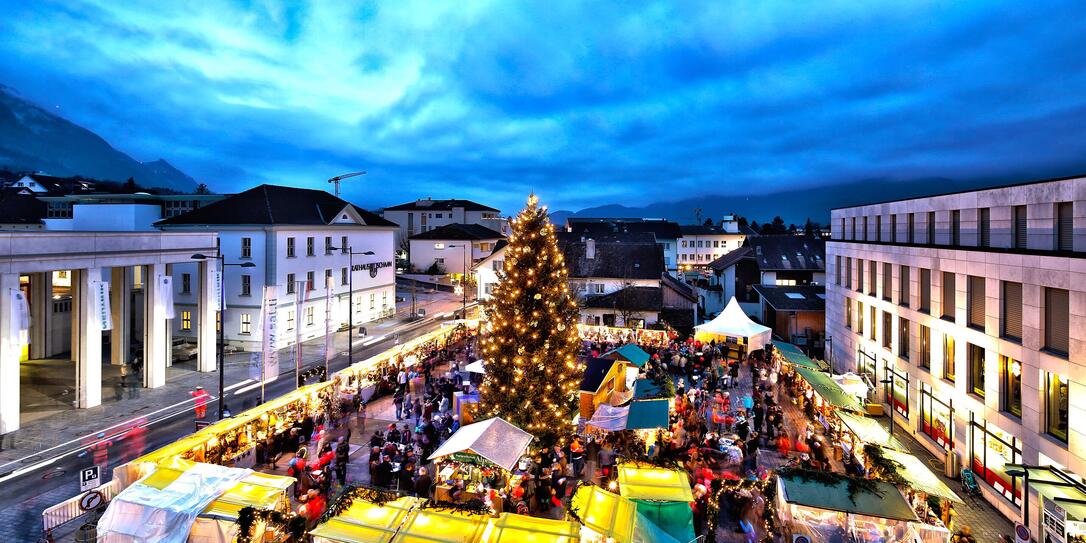 Schaan Lindaplatz Nikolausmarkt