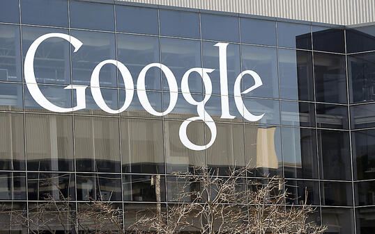 Google will massiv in erneuerbare Energien investieren, insbesondere in Wind- und Solarenergieverträge. (Archiv)