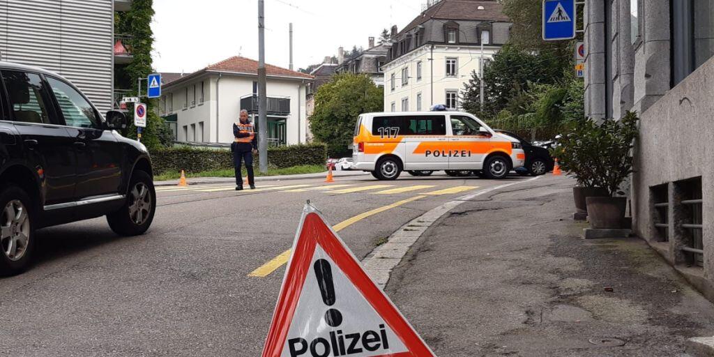 An der Speicherstrasse in St. Gallen kam es am Mittwochmittag nach einem Gewaltdelikt in einer Wohnung zu einem Schusswaffeneinsatz durch die Stadtpolizei.