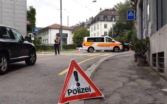 An der Speicherstrasse in St. Gallen kam es am Mittwochmittag nach einem Gewaltdelikt in einer Wohnung zu einem Schusswaffeneinsatz durch die Stadtpolizei.
