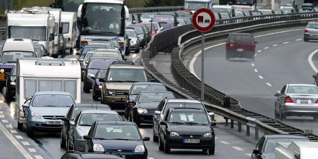 Auf der Gotthard Autobahn A2 staut sich der Pfingstreiseverkehr auf 19 Kilometer Länge. (Archivbild)