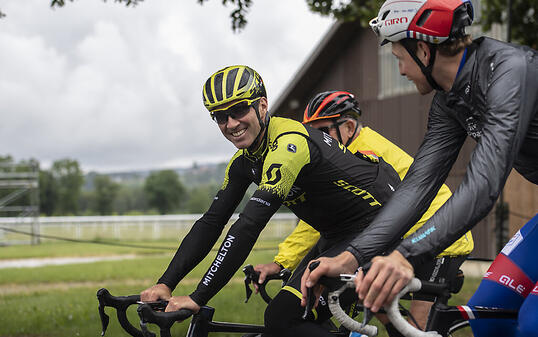 Michael Albasini startete am Sonntag in Frauenfeld zu seiner letzten Tour de Suisse. Zusammen mit Familie, Freunden und Wegbegleitern aus dem (Rad-)Sport wird der 39-jährige Thurgauer in den kommenden Tagen alle Original-Etappen der diesjährigen Tour de Suisse befahren