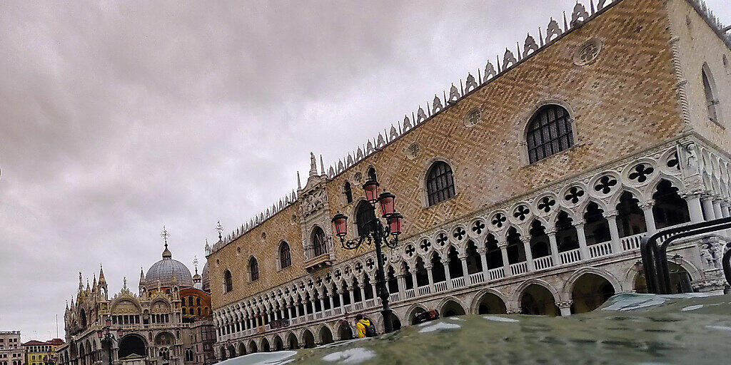 Das Salzwasser hat wichtige Kulturgüter in Venedig beschädigt. Das Ausmass der Schäden nach den Hochwassern wird langsam deutlich. (AP Photo/Luca Bruno)