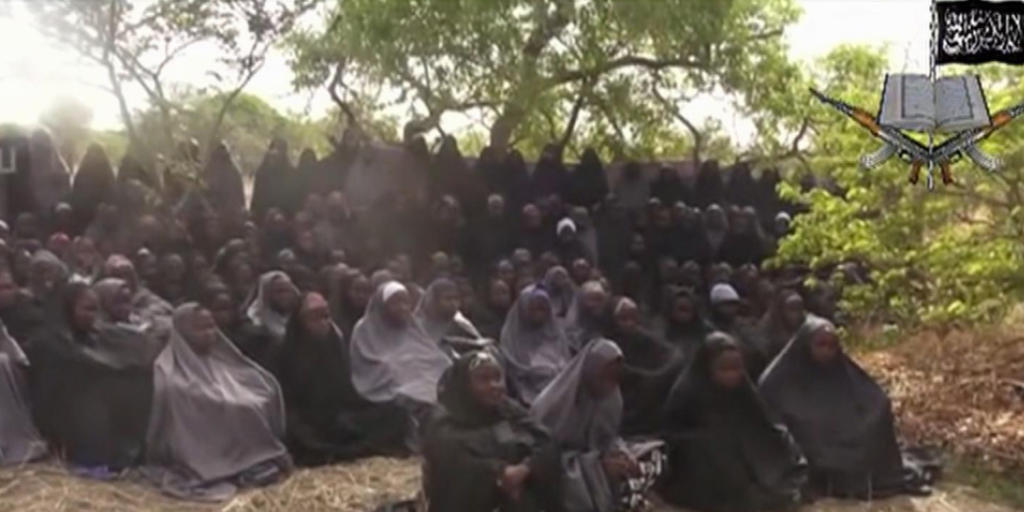 Das Bild aus einem Boko-Haram-Video zeigt die entführten Mädchen - eines von ihnen wurde nun gerettet. (Archiv)