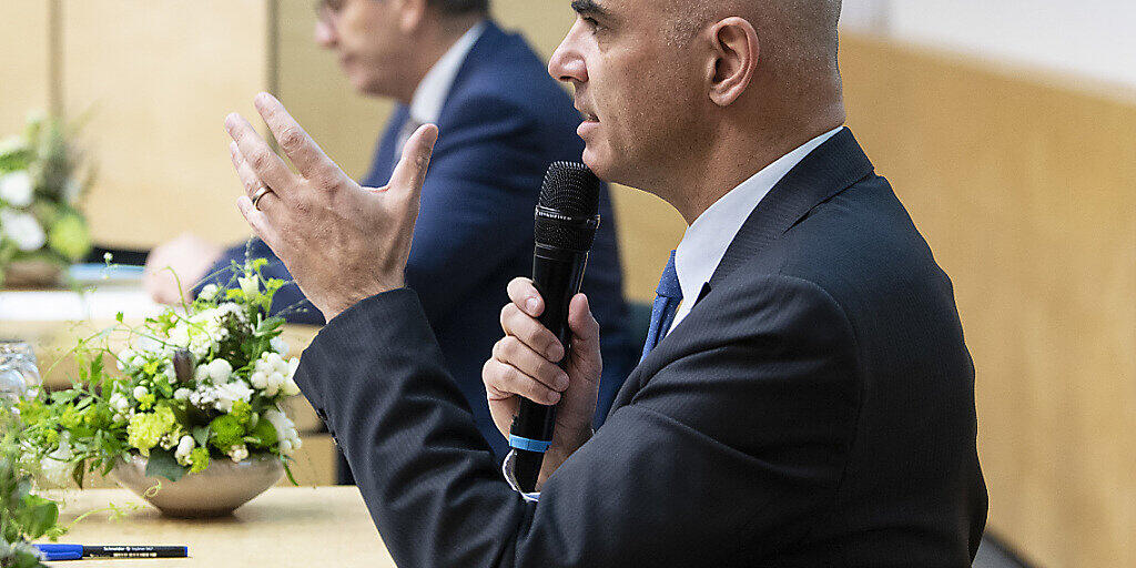 Bundesrat Alain Berset, rechts, und der St. Galler Regierungspräsident Bruno Damann, am Point de Presse vom Montag im Kantonsspital St. Gallen zur Covid-Situation.