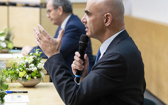 Bundesrat Alain Berset, rechts, und der St. Galler Regierungspräsident Bruno Damann, am Point de Presse vom Montag im Kantonsspital St. Gallen zur Covid-Situation.