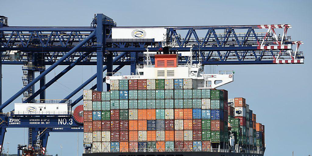 Ein vollgepackter Frachter verlässt den Hafen von Port Botany in der australischen Metropole Sydney: Die Wirtschaft des Landes wächst dank starken Rohstoffexporten. (Archivbild) Ein vollgepackter Frachter verlässt den Hafen von Port Botany in der australischen Metropole Sydney: Die Wirtschaft des Landes wächst dank starken Rohstoffexporten. (Archivbild)