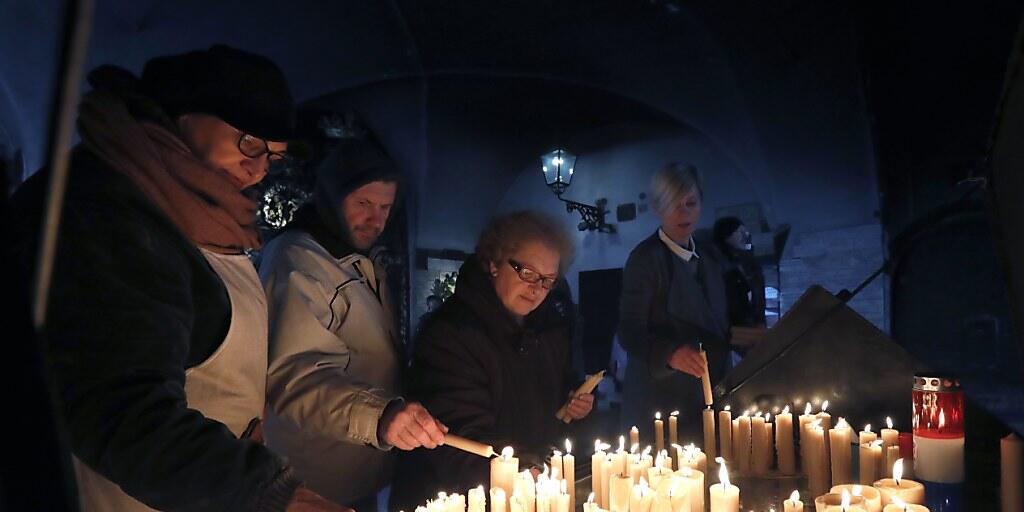 Kroatinnen und Kroaten zünden Kerzen an für den früheren Militärkommandanten und verurteilten Kriegsverbrecher Slobodan Praljak, der vor dem UNO-Kriegsverbrechertribunal Suizid beging.