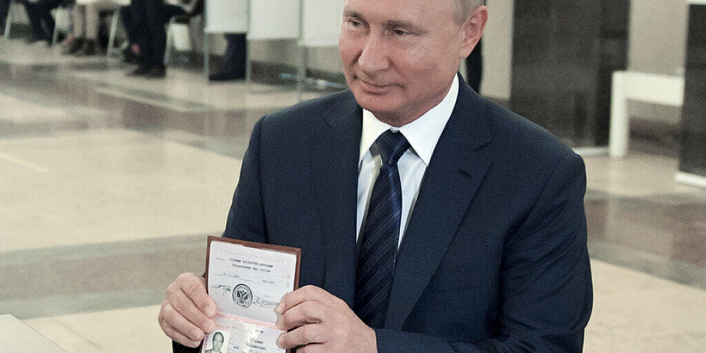 Wladimir Putin am Mittwoch in Moskau bei der Stimmabgabe. Wladimir Putin am Mittwoch in Moskau bei der Stimmabgabe.