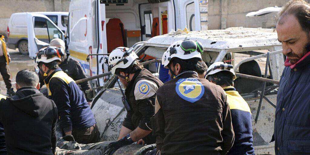Helfer der Rettungsorganisation Weisshelme transportieren einen verletzten Zivilisten in Marat al-Numan (Provinz Idlib). Syrische und russische Jets hatten den Markt der Stadt bombardiert.