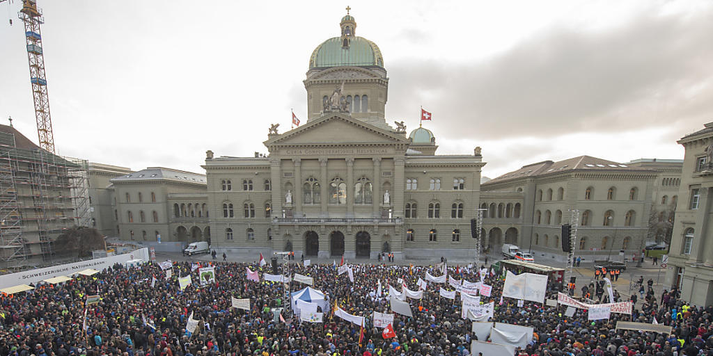 Die Bauern - hier an einer Demonstration vor drei Wochen - wurden erhört: Der Ständerat stimmte einer Aufstockung beim "Schoggigesetz" zu. (Archiv)